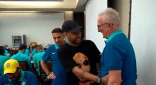 (VIDEO) ¡Gran apoyo! Neymar visitó el hotel de concentración de Brasil
